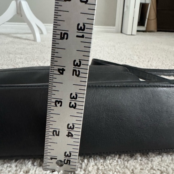 Etienne Aigner Vintage Smooth Black Leather Shoulder Bag - Picture 9 of 10